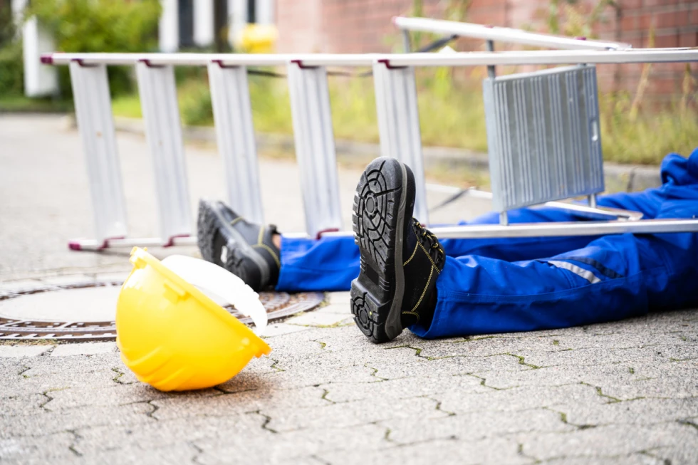 img tips to avoid being injured in a ladder accident